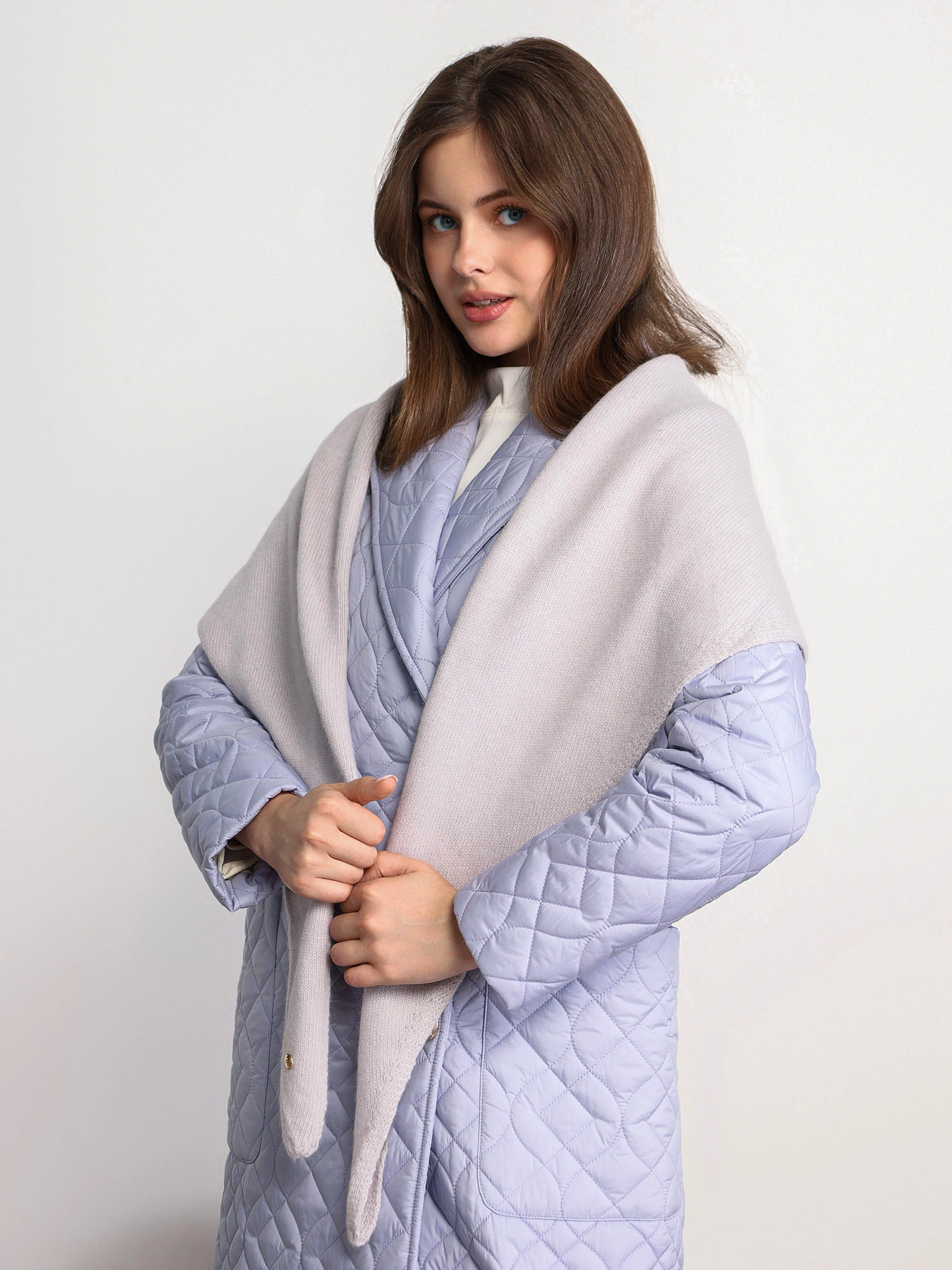 Шарф-косынка с декоративной нашивкой серого цвета